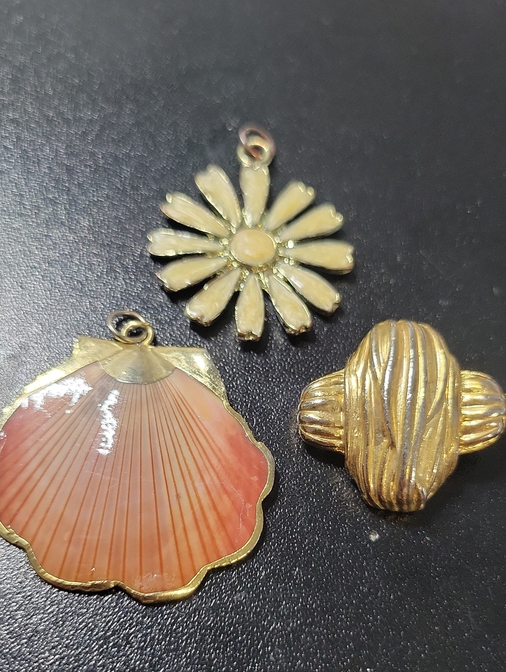 Gold-Tone Shell & Daisy Pendant Charms in Cream